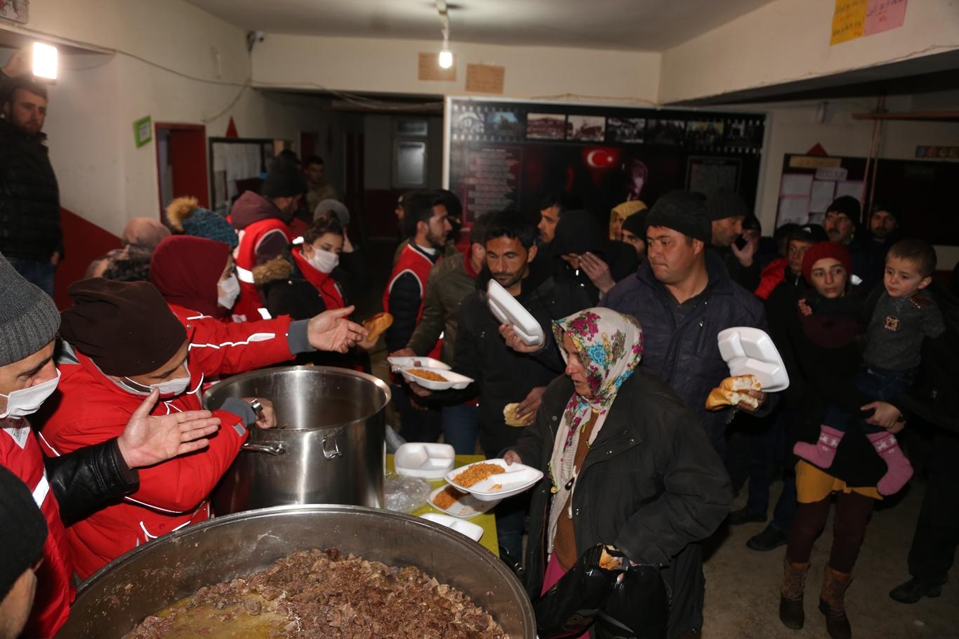 Kızılay tarafından depremzedelere sıcak yemek ikramı 